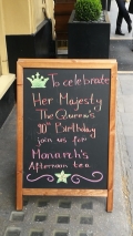 V Londýně se současně a mimo jiné slavily všude devadesáté narozeniny Jejího Veličenstva. Tak dodatečně všechno nejlepší!