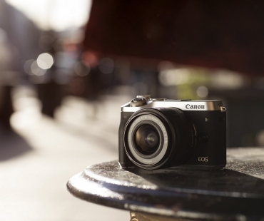 eos-m6-1.jpg