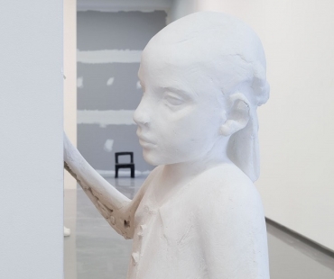  Foto © Galerie hlavního města Prahy, Dominik Lang Dívka s holubem / Girl with Pigeon 2015 (2017)