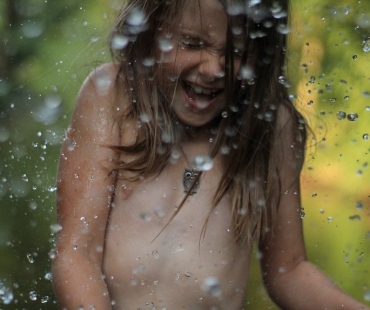 Aneta Omastová, „Pozor!“ Základní škola T.G. Masaryka, Sušice 1. místo v kategorii ZŠ 2018 – I. Portrét  Fotografie vznikla při letní procházce řekou. Foceno na  Canon EOS 1300D.