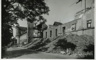 Josef Sudek, Střední část bývalé Jezuitské koleje u sv. Ignáce na Karlově náměstí, pobořená náletem 14. února 1945 a již částečně znovu zbudovaná, 1945, bromostříbrná fotografie, Archiv hlavního města Prahy, Sbírka fotografie, inv. č. II 1698. © Josef Sudek, dědicové.