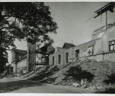 Josef Sudek, Střední část bývalé Jezuitské koleje u sv. Ignáce na Karlově náměstí, pobořená náletem 14. února 1945 a již částečně znovu zbudovaná, 1945, bromostříbrná fotografie, Archiv hlavního města Prahy, Sbírka fotografie, inv. č. II 1698. © Josef Sudek, dědicové.