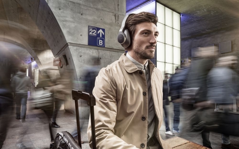 akg-n700nc-wireless-lifestyle-image-01.jpg