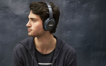 bose-soundlink-around-ear-lifestyle-1.jpg