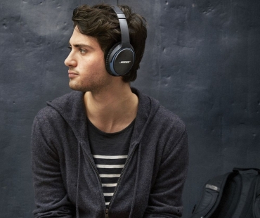 bose-soundlink-around-ear-lifestyle-1.jpg