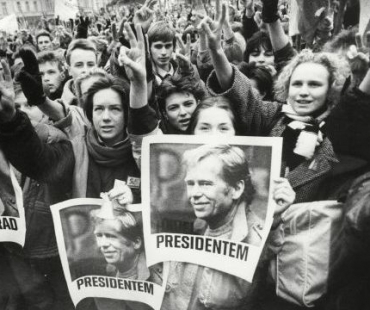 mmp-demonstranti-s-portrety-v-havla-foto-pavel-hroch-v.jpg