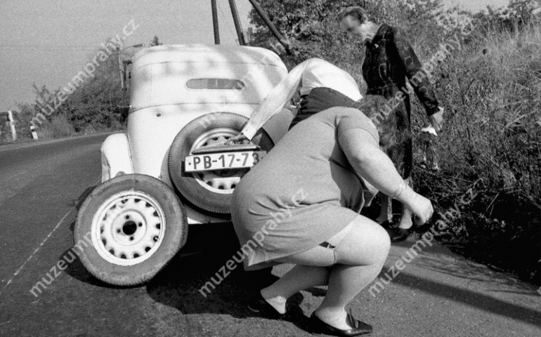 vymena-pichle-pneumatiky-u-krajnice-vozovky-1959.jpg