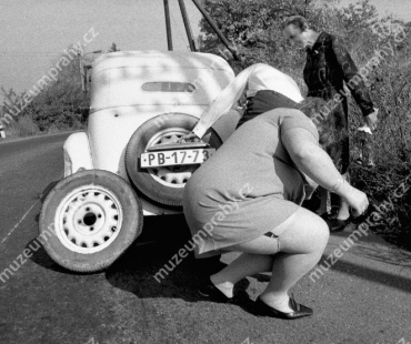 vymena-pichle-pneumatiky-u-krajnice-vozovky-1959.jpg
