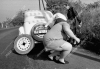 vymena-pichle-pneumatiky-u-krajnice-vozovky-1959.jpg