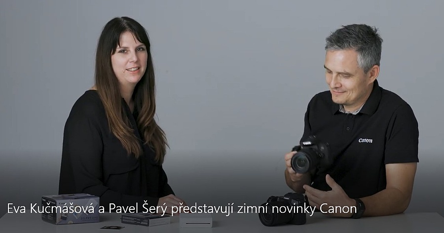 Video, ve kterém produktový specialista Canon CZ Pavel Šerý v rozhovoru se šéfkou komunikace Evou Kučmášovou upozorňuje na produktové novinky