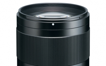 Tokina atx-m 85 mm f/1,8 FE v ruce
