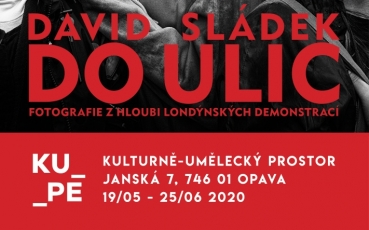 V opavské galerii KUPE vystavují fotografie z londýnských protestů i z pražské Letné
