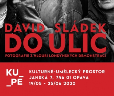 V opavské galerii KUPE vystavují fotografie z londýnských protestů i z pražské Letné