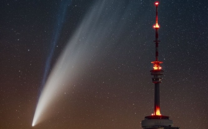 Astronomickým snímkem měsíce července je „Velká kometa roku 2020“