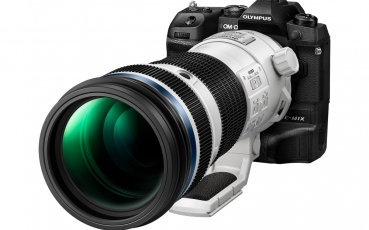 Profesionální super teleobjektiv, který umožňuje focení z ruky při ekvivalentních ohniscích až 1000 mm a nový firmware pro E-M1X