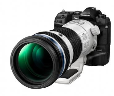 Profesionální super teleobjektiv, který umožňuje focení z ruky při ekvivalentních ohniscích až 1000 mm a nový firmware pro E-M1X