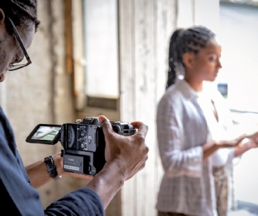 Canon EOS C70 – Užívame kompaktnú filmovú kameru s bajonetom RF