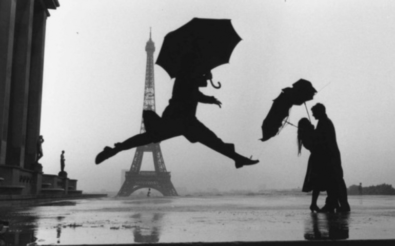 Elliott Erwitt a jeho černobílé fotografie plné pařížského šarmu