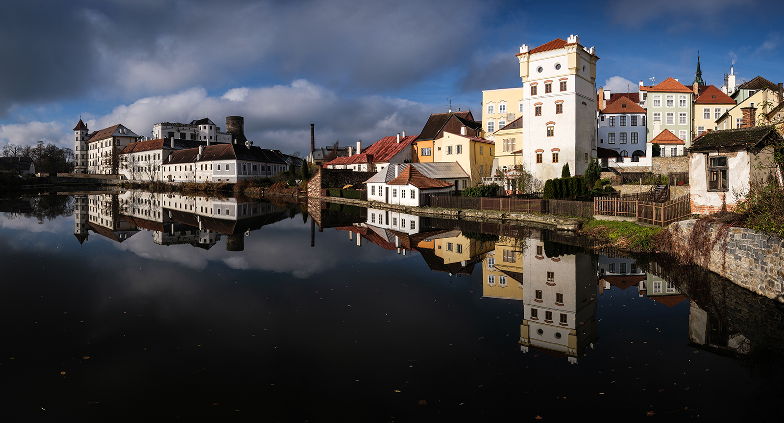 DOMINIK VERINGER - Jindřichohradecké zámecké panorama s odrazem na hladině
