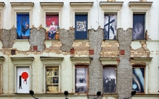 Venkovní výstava fotografií na fasádě domu SmetanaQ vzbuzuje Naději