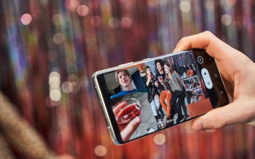 Prodeje mobilních telefonů v letošním roce výrazně stoupají, ovlivňuje je ale nedostatek čipů, bez něhož by byl růst ještě vyšší.