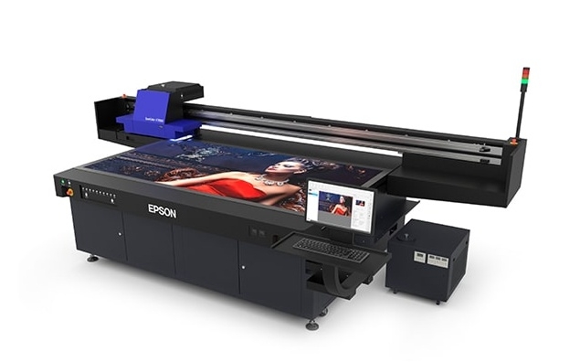 Epson v showroomu Igepa poprvé ukázala svou první UV LED plochou signage tiskárnu SureColor SC-V7000