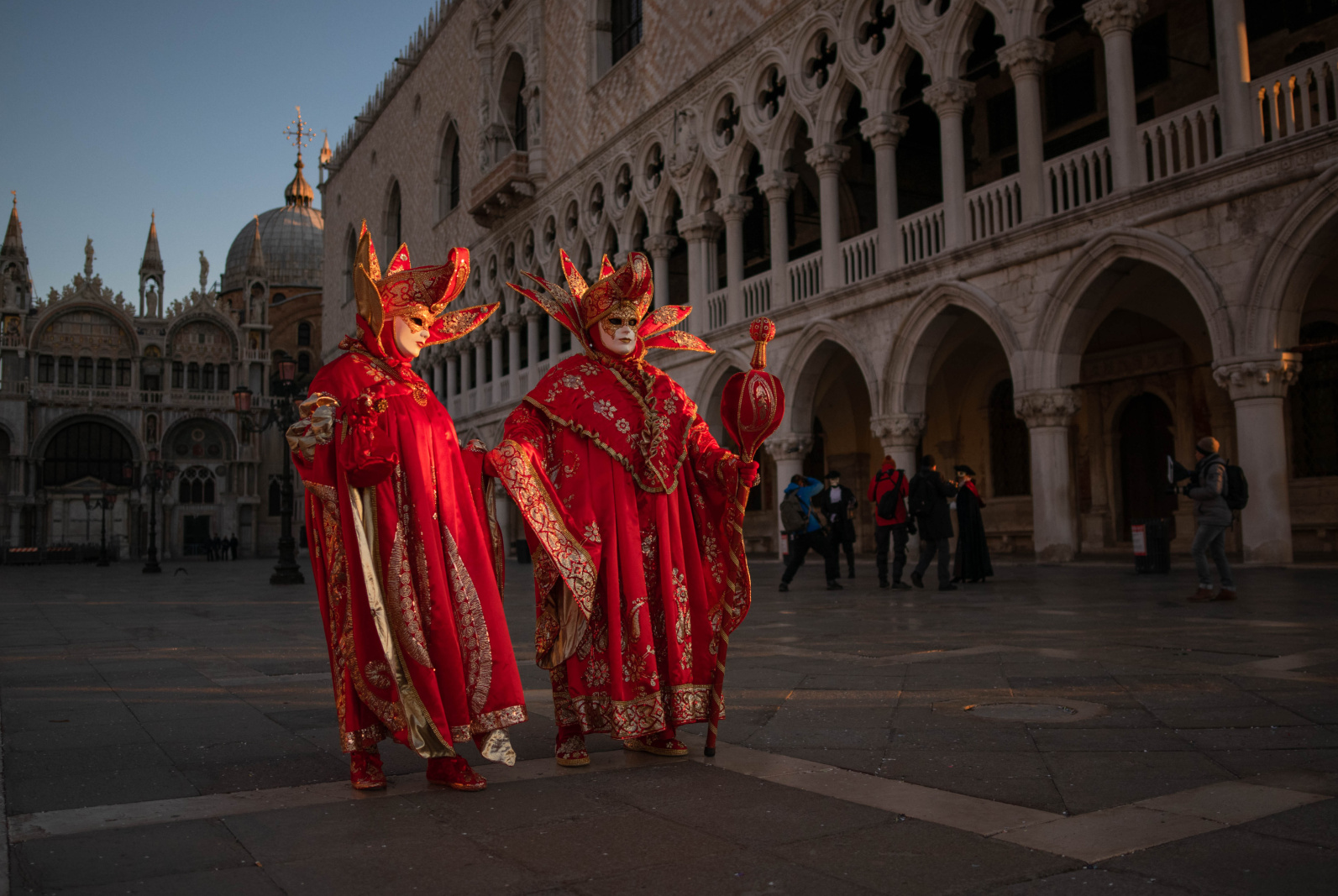 MIA FERES - Karnevalové postavy v Benátkách