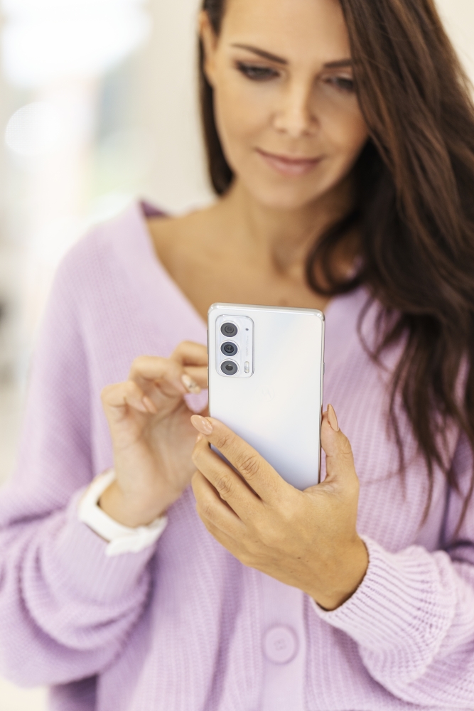 Motorola edge 20 je lehounký smartphone, který výbavou nadchne fotografické nadšence i milovníky mobilních her