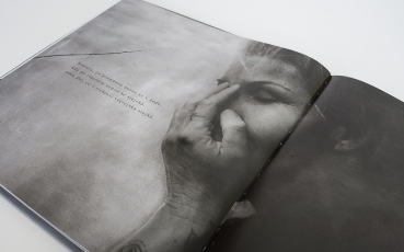 Fotografická art kniha Barbory Jelínková Rozpomenutí s portréty Vilmy Cibulkové, Ivany Jirešové, Jana Hrušínského, Lukáše Musila a dalších osobností