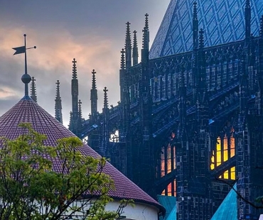 Neobvyklý pohled do katedrály sv. Víta, sv. Václava a sv. Vojtěcha od busty Karla IV.