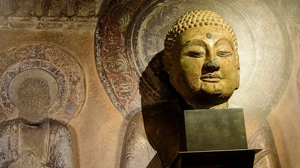 Buddha zblízka ve Valdštejnské jízdárně