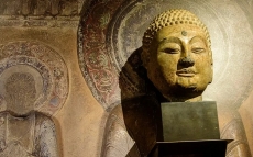 Buddha zblízka ve Valdštejnské jízdárně