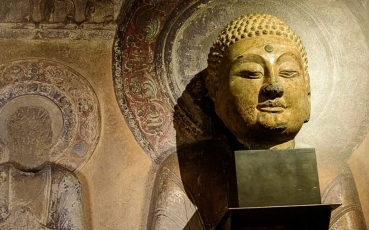 Buddha zblízka ve Valdštejnské jízdárně