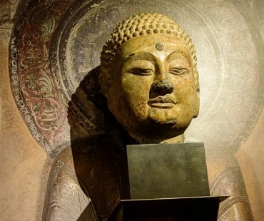 Buddha zblízka ve Valdštejnské jízdárně