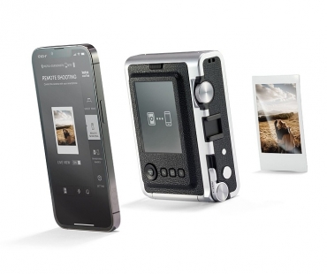 FUJIFILM představil hybridní fotoaparát instax mini EVO, který nabízí 100 různých fotoefektů