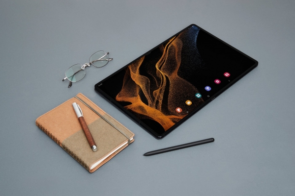 1-009-design-tab-s8-ultra-with-book-cover-graphite-hi.jpg