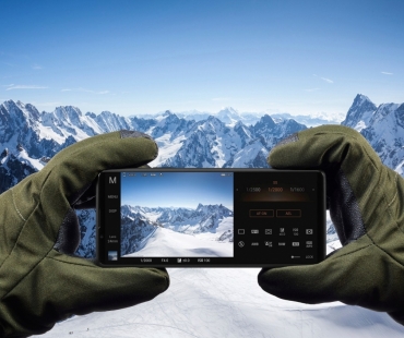pdx217-in-hand-capturing-gloves-large.jpg