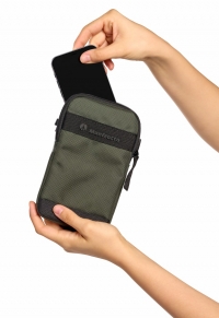 manfrotto-street-smartphone-crossbody-pouch-mb-ms2-cb-inuse04.jpg