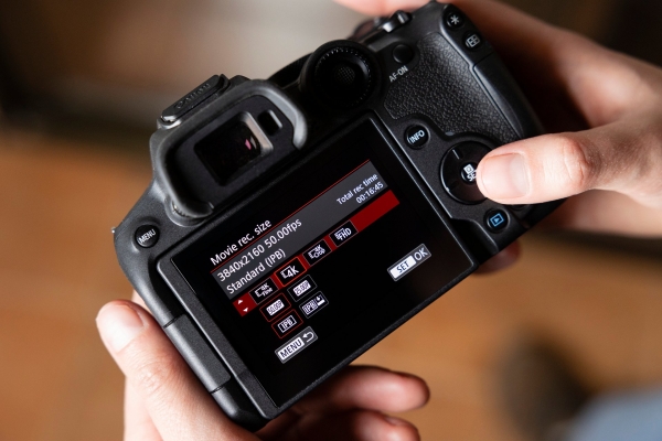 canon-eos-r7-lifestyle-18-52093382071-o.jpg