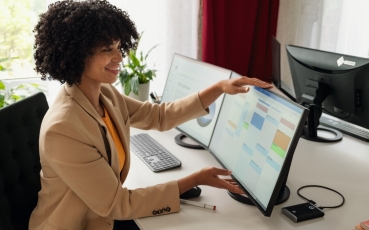 eizo-flexscan-ergonomie-sideshot-dsf3181-cmyk.jpg