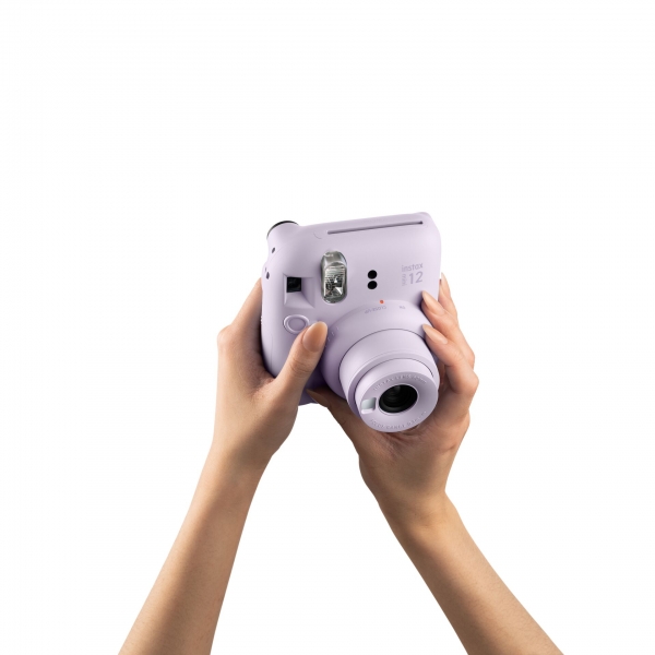 online-and-social-230111-instax-mini-12-feature-6-twist-the-lens-1195-lilac-purple.jpg