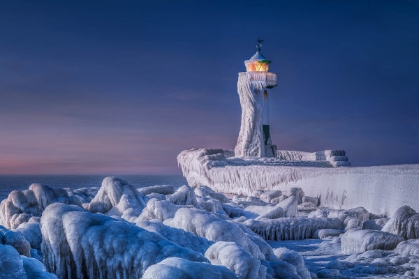 lonsky-vitez-cewe-photo-award-2021---manfred-voss,-nemecko,-frozen-lighthouse.jpg