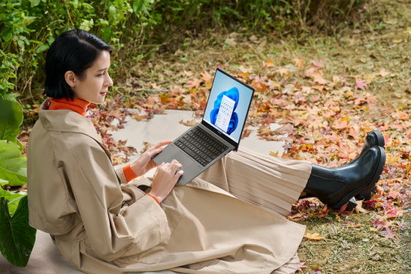 zenbook-s-13-oled-ux5304-scenario-photo-01.png
