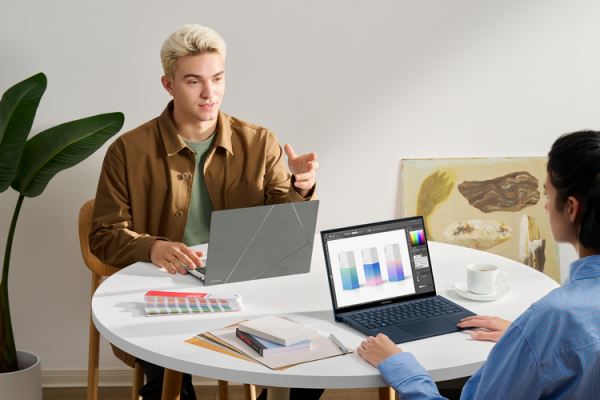 zenbook-s-13-oled-ux5304-scenario-photo-02.png