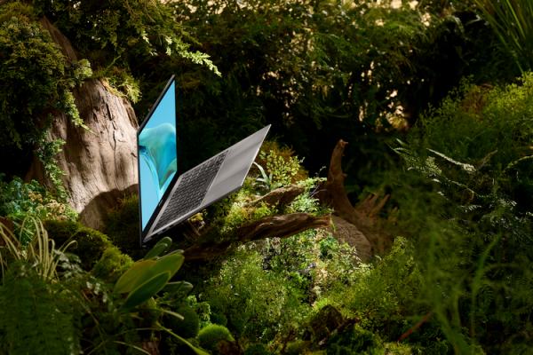 zenbook-s-13-oled-ux5304-scenario-photo-09.png