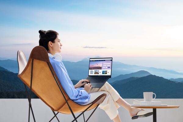zenbook-s-13-oled-ux5304-scenario-photo-10.png
