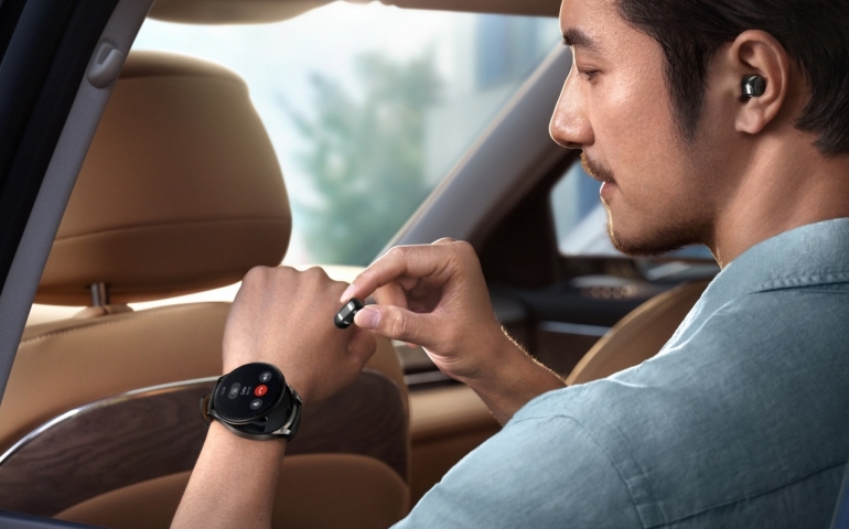 mkt-watch-buds-creative-lifestyle-shot-hq-mkt-huawei-watch-buds--creative-lifestyle-shot车内场景-en-16-9-rgb-jpg-20220922.jpg