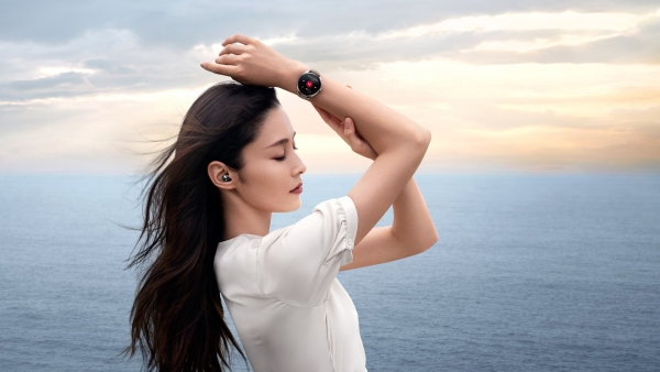 mkt-huawei-watch-buds--creative-lifestyle-shot-女生海边-16-9-rgb-jpg-20220922.jpg