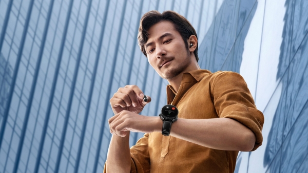 mkt-watch-buds-creative-lifestyle-shot-hq-mkt-huawei-watch-buds--creative-lifestyle-shot-cbd场景-en-16-9-rgb-jpg-20220922.jpg