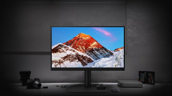 benq-sw272u-sw272q-lifestyle1.jpg